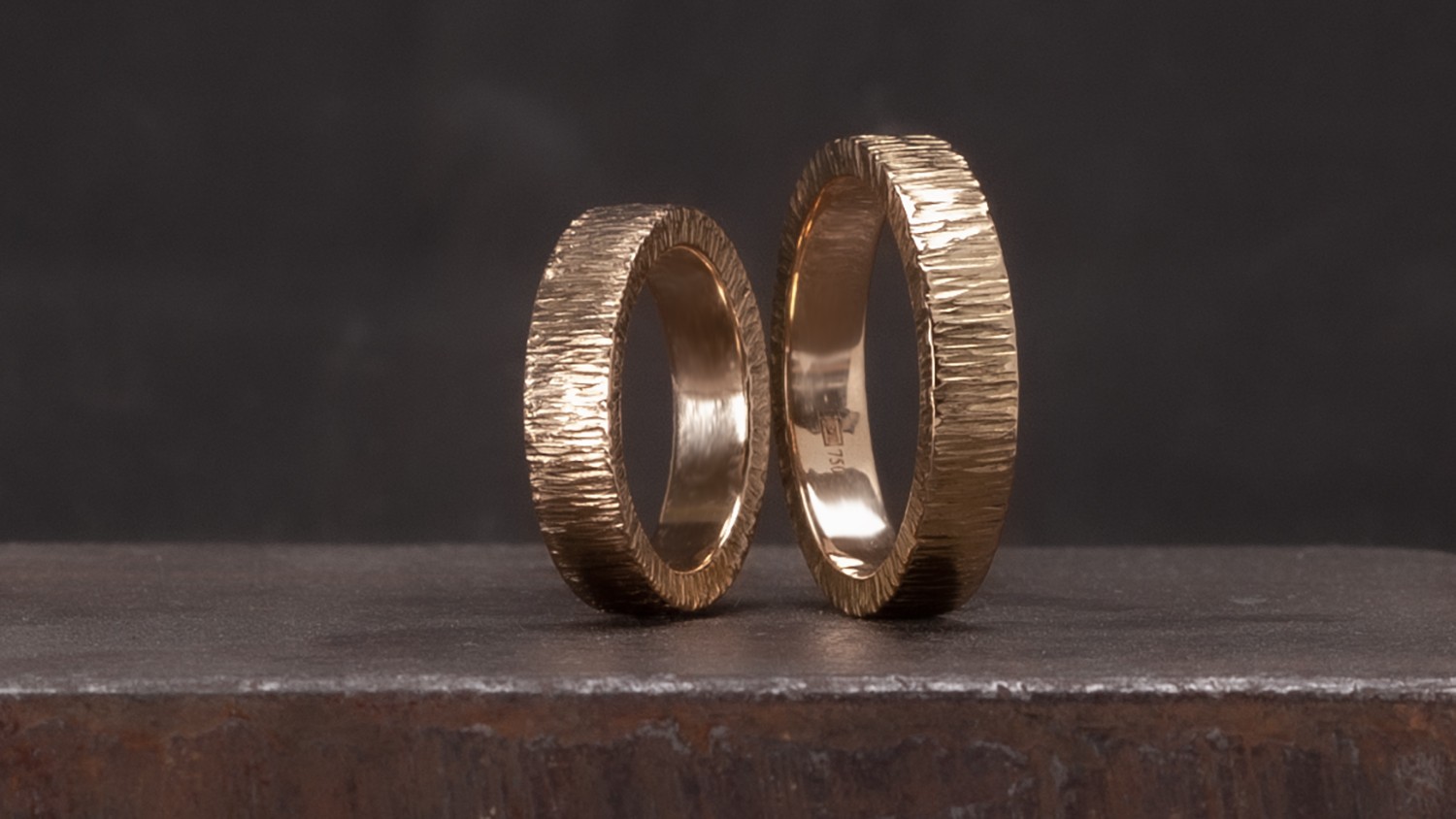 Trauringe aus Gelbgold mit Hammerschlag
