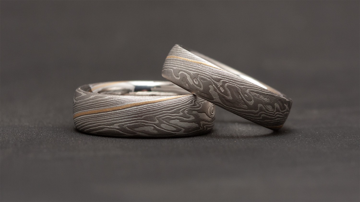 Mokume Gane Trauringe Modell Lumen – Leuchtende Kombination aus Palladium, Silber und Gold – handgefertigt in Berlin