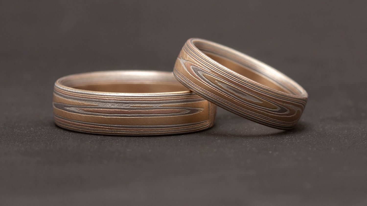 Mokume Gane Modell Wood - Feine gerade Maserung mit Astlöchern.