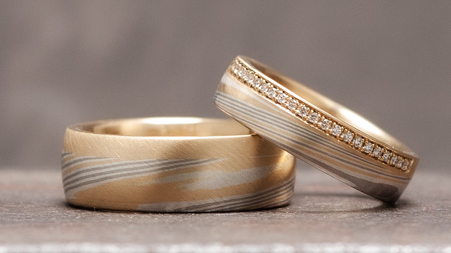 Mokume Gane Trauringe Modell Trico – Dreifarbig aus Gelbgold, Palladium und Silber – handgefertigt in Berlin