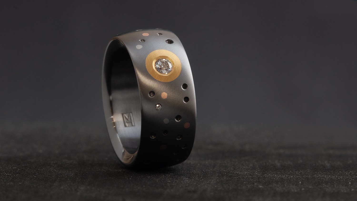 Tantal Trauring – Detailansicht der dunklen Oberfläche