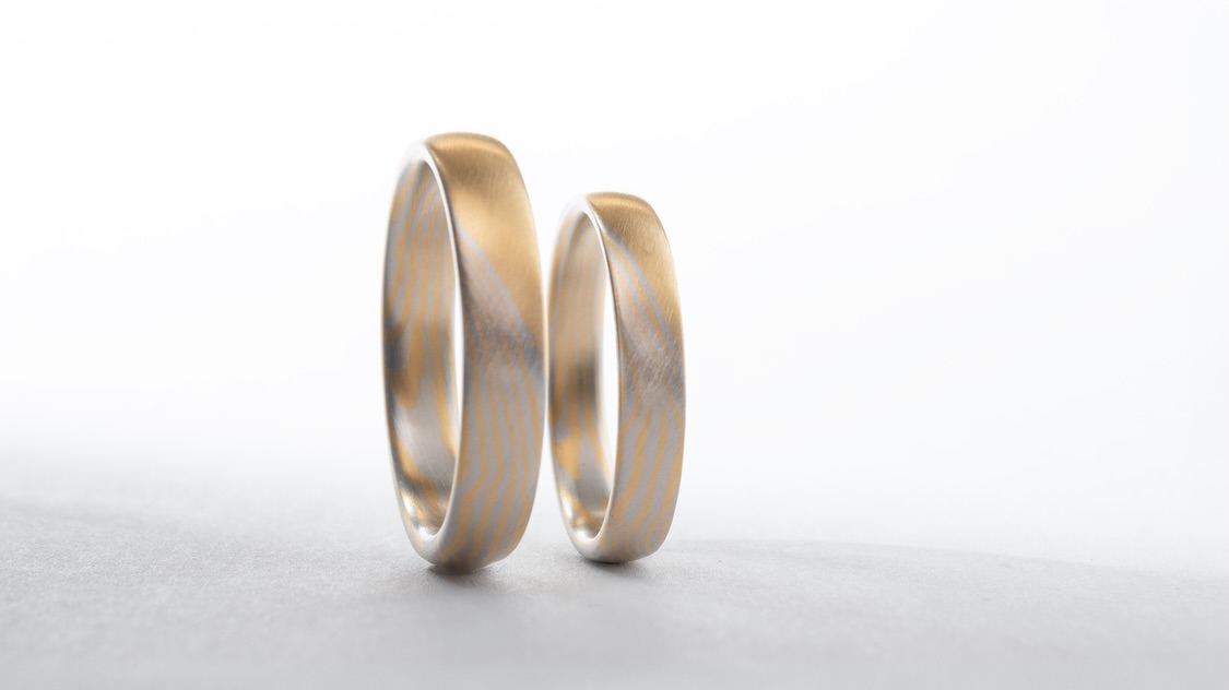 ringe aus Platin und gelbgold 917. mokume gane technik. mvh berlin