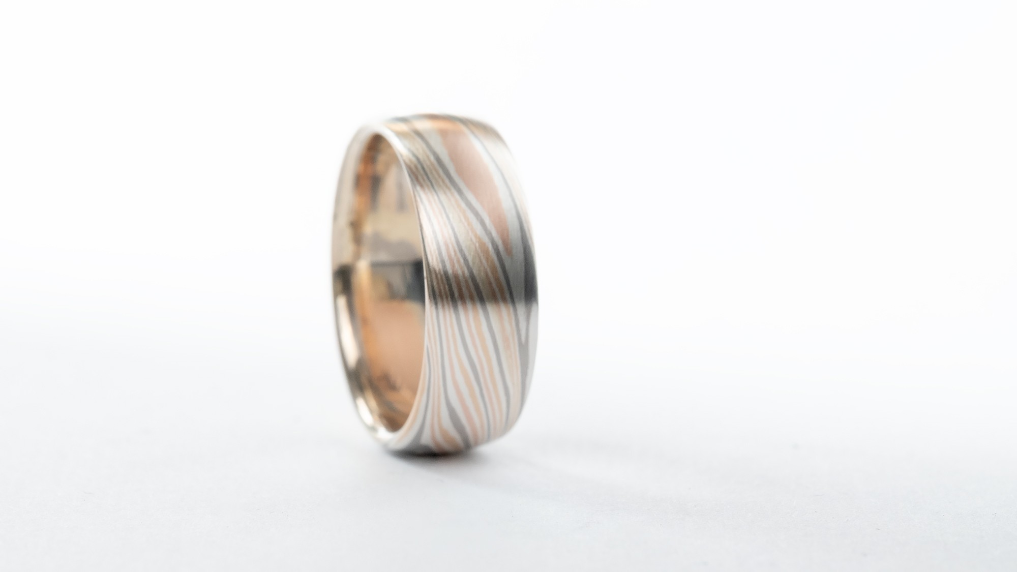 ring aus mehreren metallen. gold Rotgold palladium und silber. mokume gan Technik. mvh berlin