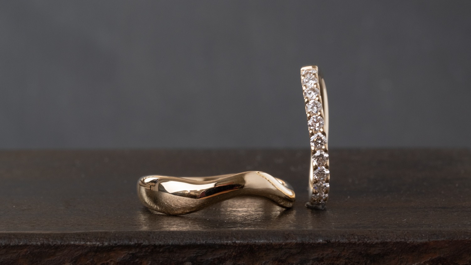Trauringe aus Gelbgold 585 geschwungen und 11 Brillanten