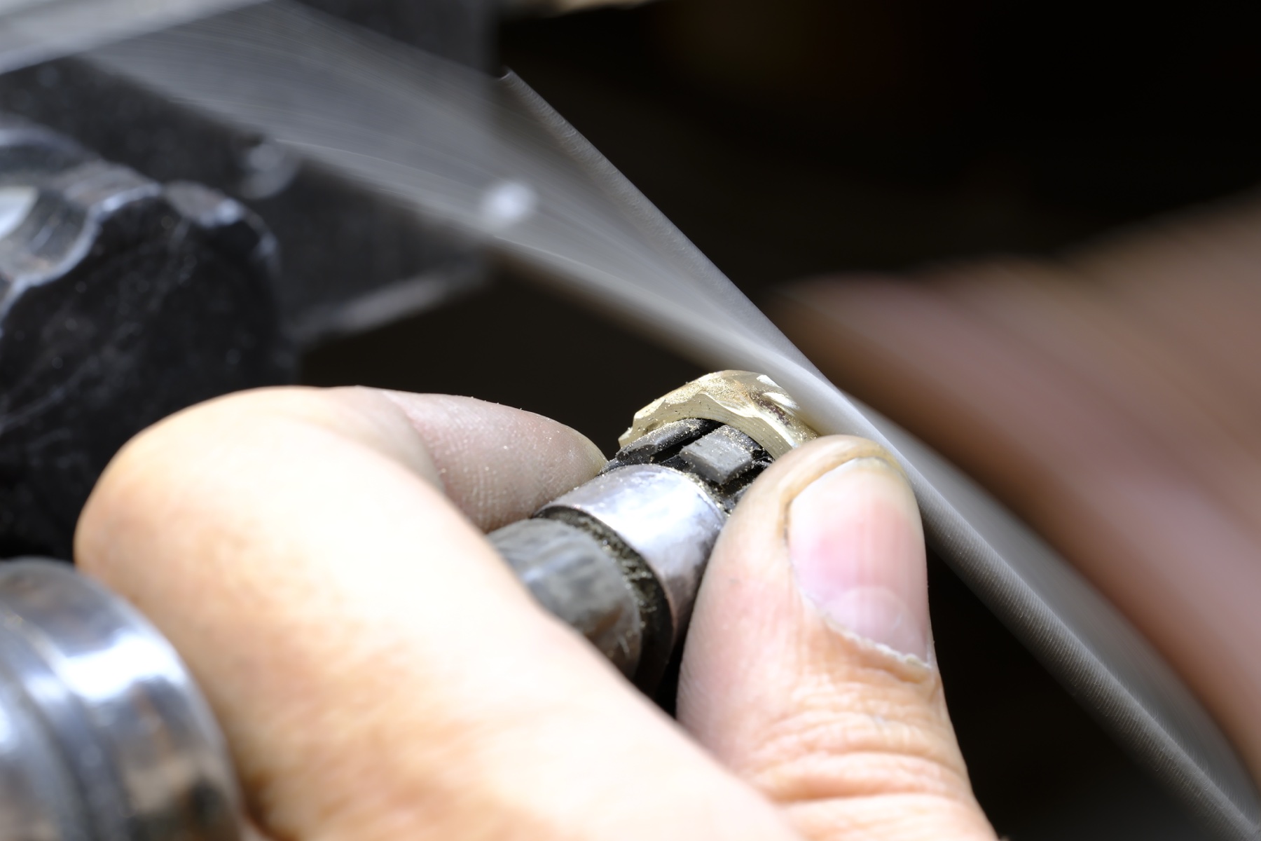 Handwerkliche Bearbeitung eines Rings mit der Feile