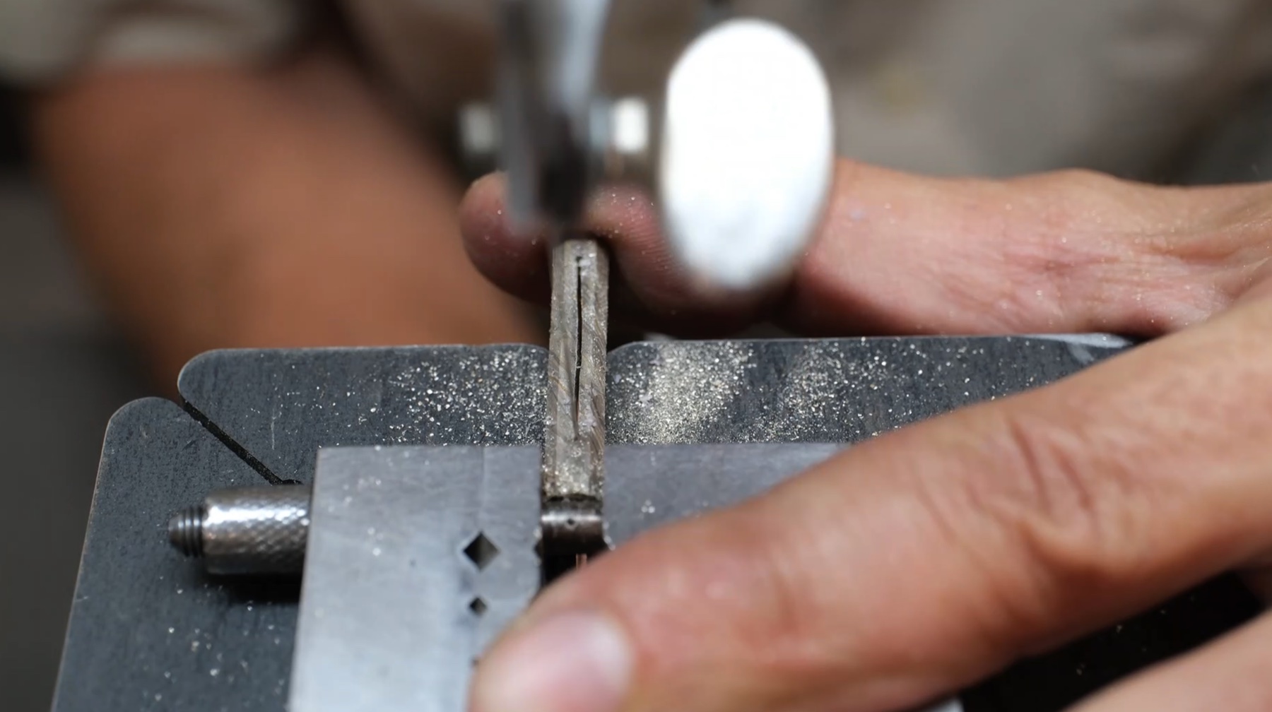 Präzises Sägen bei der Bearbeitung eines Mokume-Gane-Rings