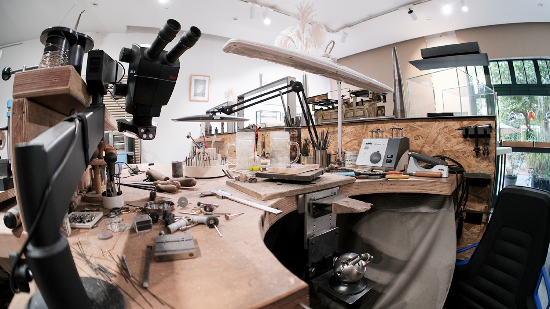 Workbench with tools and microscope in the MVH Schmuckwerk workshop