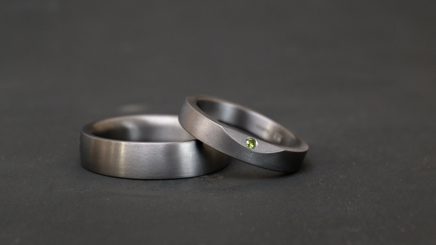 Tantalring-Paar mit grünem Brillanten von MVH Schmuckwerk