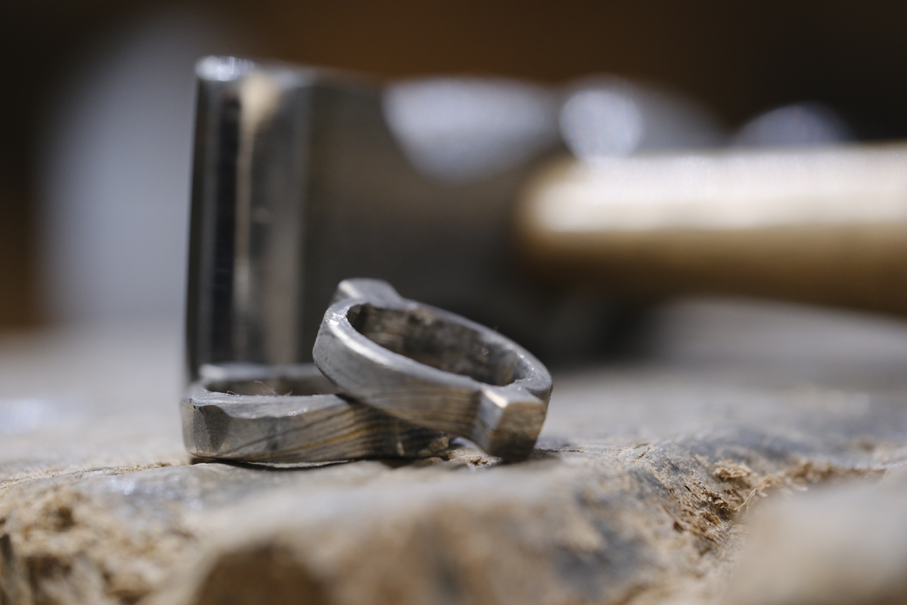 Mokume-Gane-Ringrohlinge auf dem Goldschmiedewerkbrett